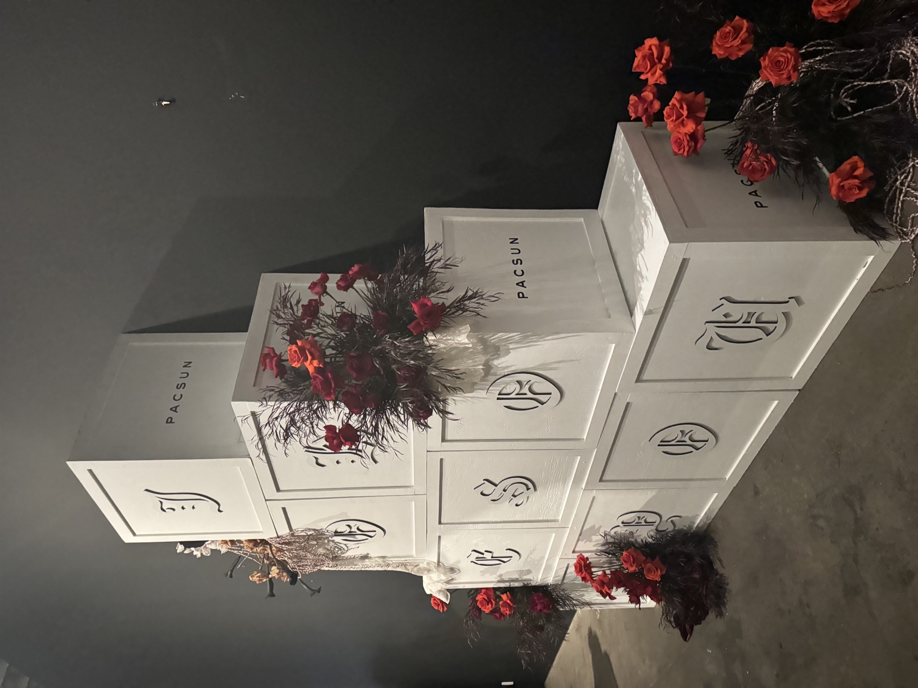 Dimensional display pieces for the retail installation